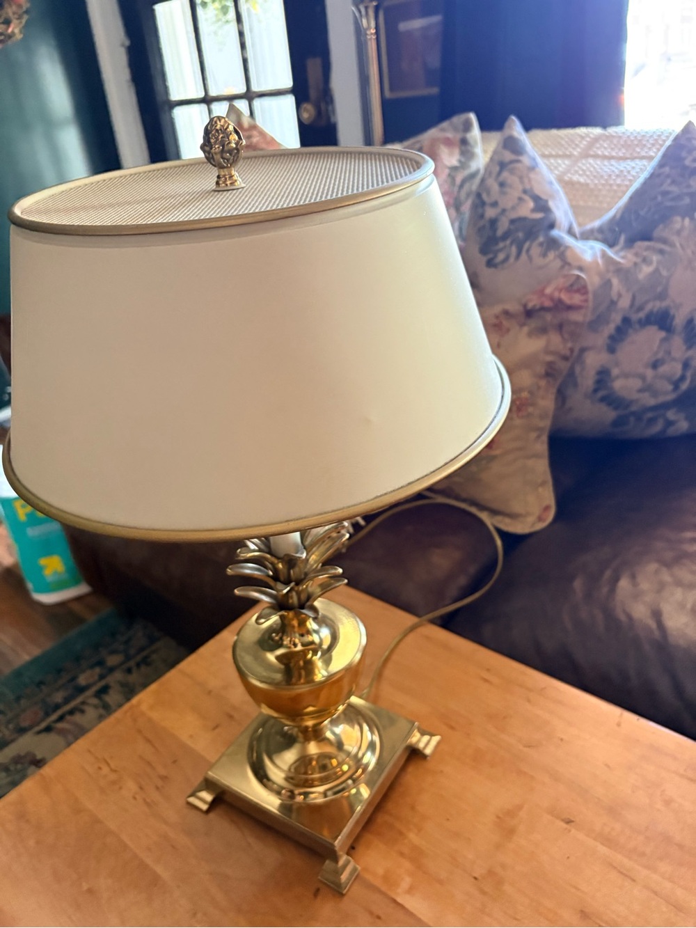 VINTAGE BOMBAY CO. PINEAPPLE SOLID BRASS TABLE LAMP ORIG. CREAM TOLE METAL SHADE - Picture 7 of 8
